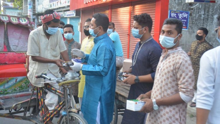 রংপুরে রিক্সা-অটোচালকদের মাঝে ছাত্রলীগের ইফতার বিতরণ