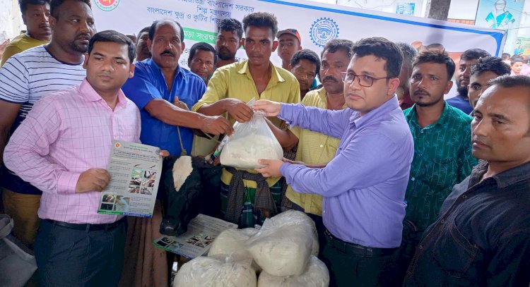 রংপুরে চামড়া সংরক্ষণে উদ্বুদ্ধ করতে পশু ক্রেতাদের মাঝে লবন বিতরণ